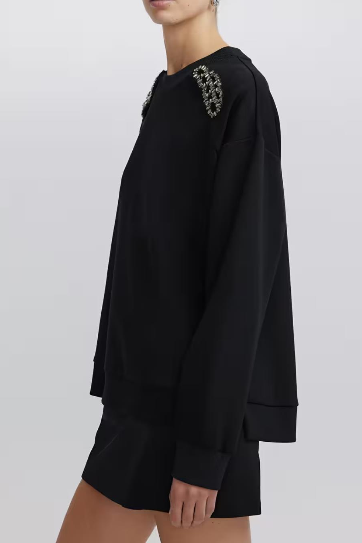 IPK YL OMUZ ACIK VE TAS DETAYLI 0 YAKA UZUN KOL SWEAT IPK YL OMUZ ACIK VE TAS DETAYLI 0 YAKA UZUN KOL SWEAT