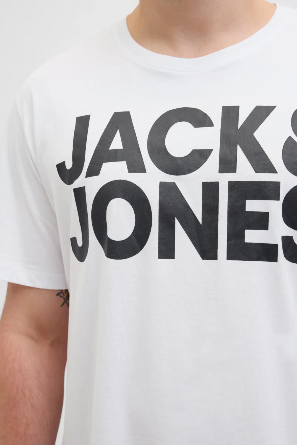 JACK&JONES 12158505 SOL GOGUS YAZILI BUYUK BEDEN KISA KOL TSHIRT