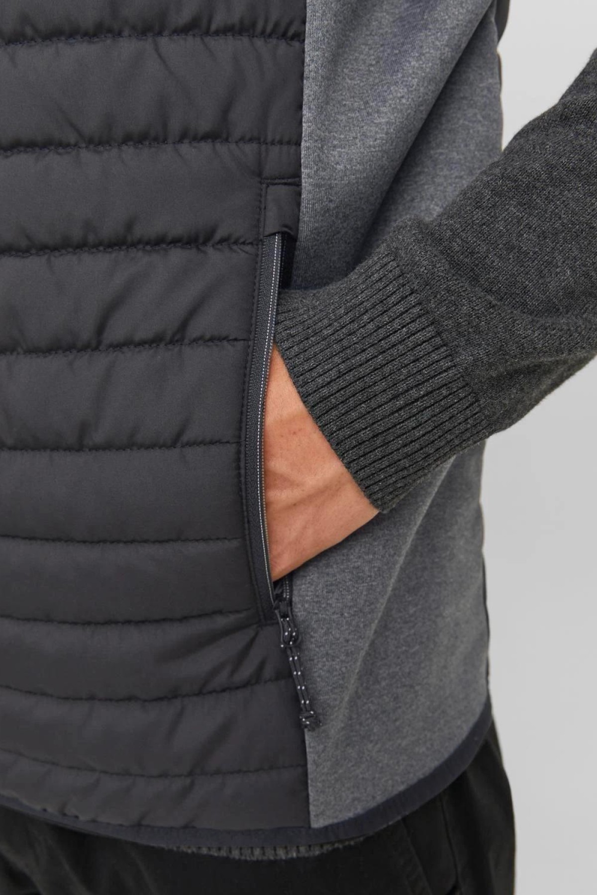 JACK&JONES 12200684 2 CEP YAN VE OMUZ EK PARCA DETAYLI YELEK JACK&JONES 12200684 2 CEP YAN VE OMUZ EK PARCA DETAYLI YELEK