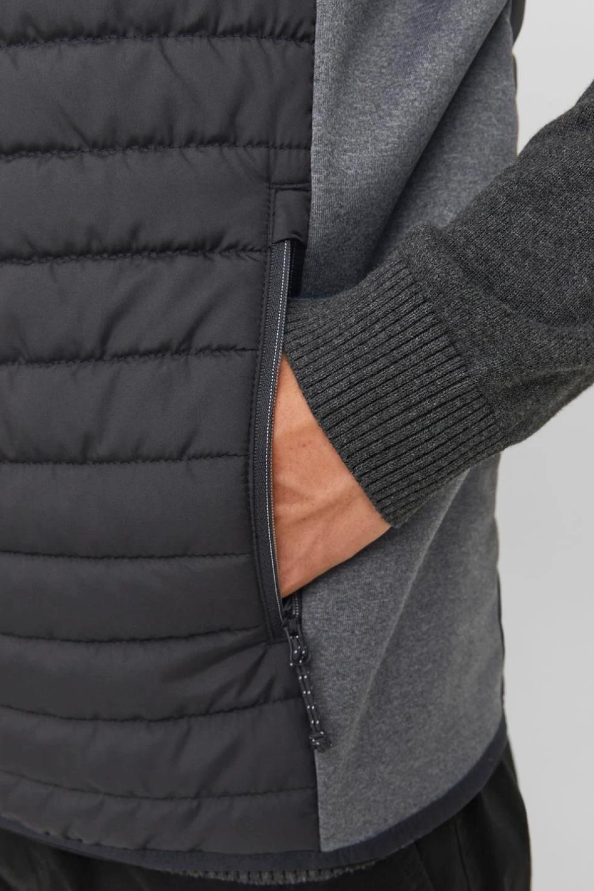 JACK&JONES 12200684 2 CEP YAN VE OMUZ EK PARCA DETAYLI YELEK JACK&JONES 12200684 2 CEP YAN VE OMUZ EK PARCA DETAYLI YELEK