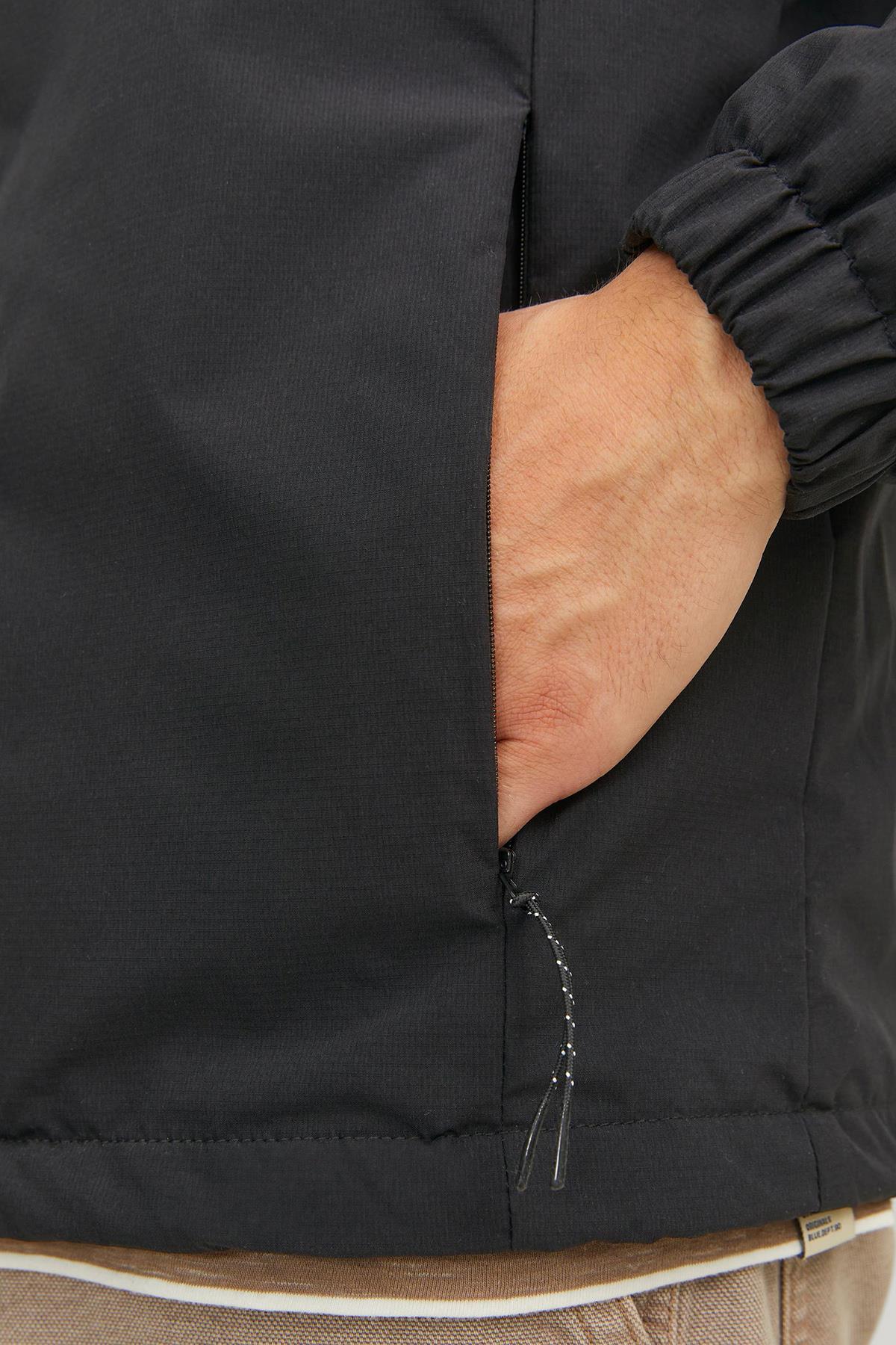 JACK&JONES 12238877 GOGUS YAZILI FERMUARLI KAPUSONLU ICI POLARLI MONT JACK&JONES 12238877 GOGUS YAZILI FERMUARLI KAPUSONLU ICI POLARLI MONT