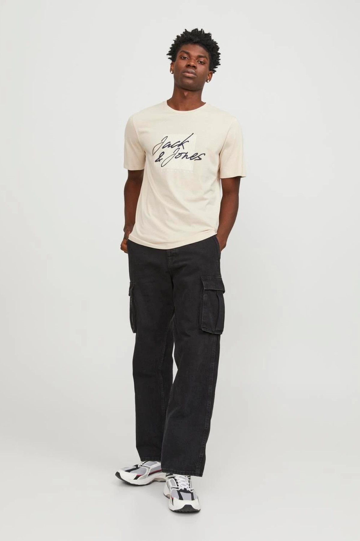 JACK&JONES 12247779 ON CIZGI UZERI YAZILI 0 YAKA KISA KOL TSH JACK&JONES 12247779 ON CIZGI UZERI YAZILI 0 YAKA KISA KOL TSH
