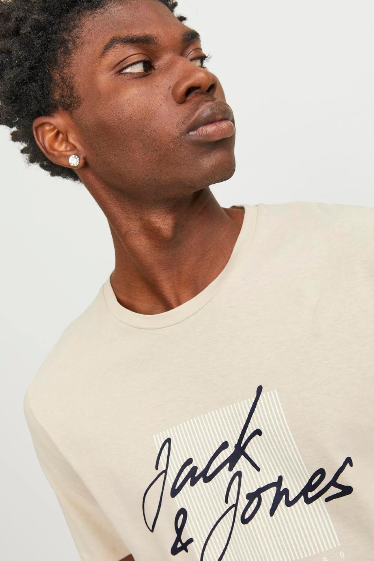 JACK&JONES 12247779 ON CIZGI UZERI YAZILI 0 YAKA KISA KOL TSH JACK&JONES 12247779 ON CIZGI UZERI YAZILI 0 YAKA KISA KOL TSH