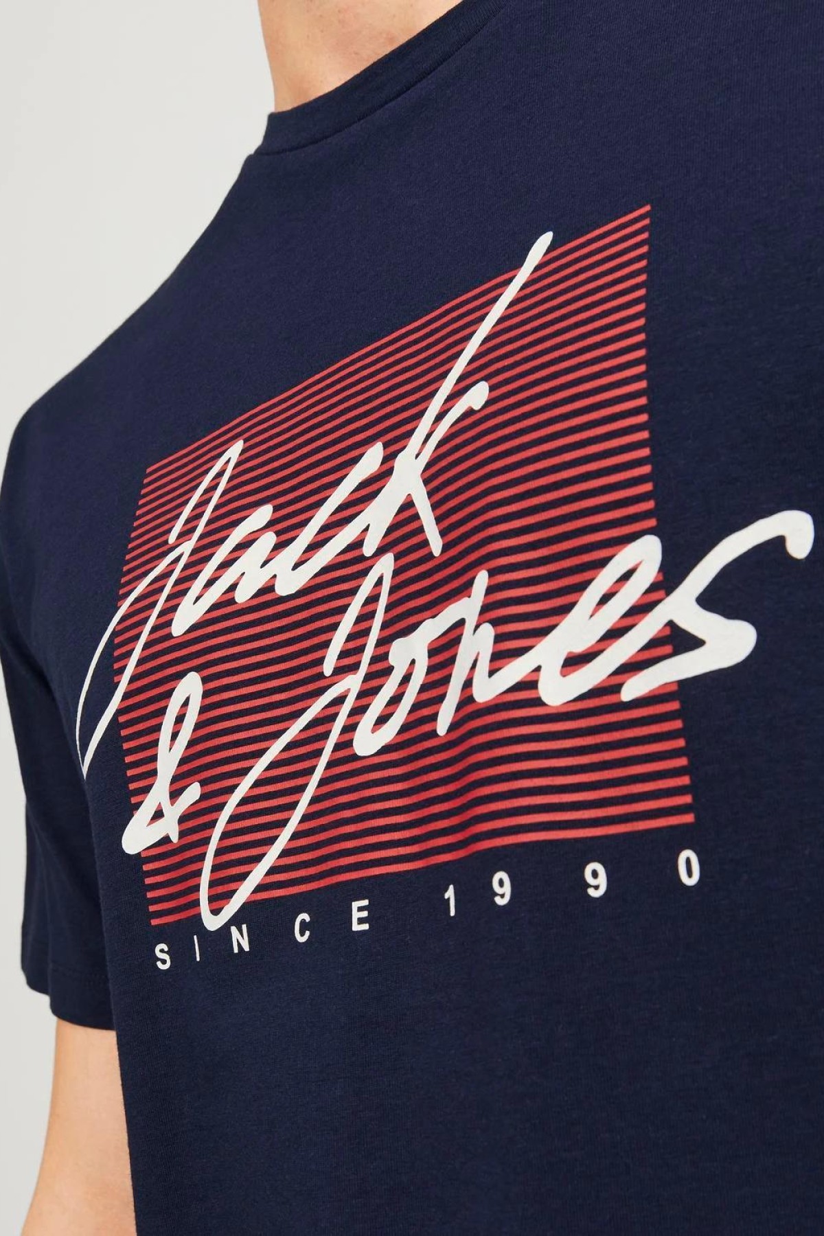 JACK&JONES 12247779 ON CIZGI UZERI YAZILI 0 YAKA KISA KOL TSH JACK&JONES 12247779 ON CIZGI UZERI YAZILI 0 YAKA KISA KOL TSH