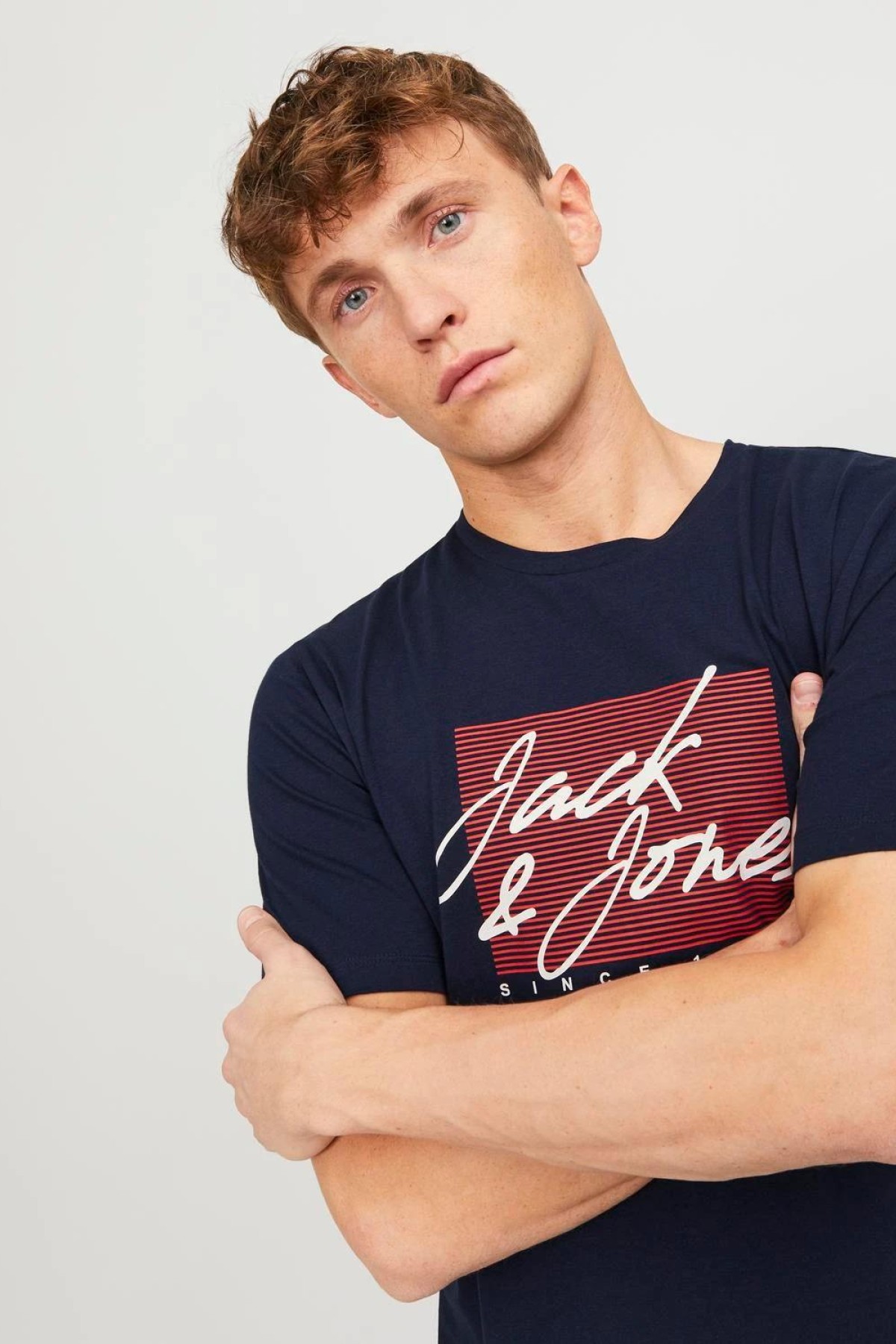 JACK&JONES 12247779 ON CIZGI UZERI YAZILI 0 YAKA KISA KOL TSH JACK&JONES 12247779 ON CIZGI UZERI YAZILI 0 YAKA KISA KOL TSH