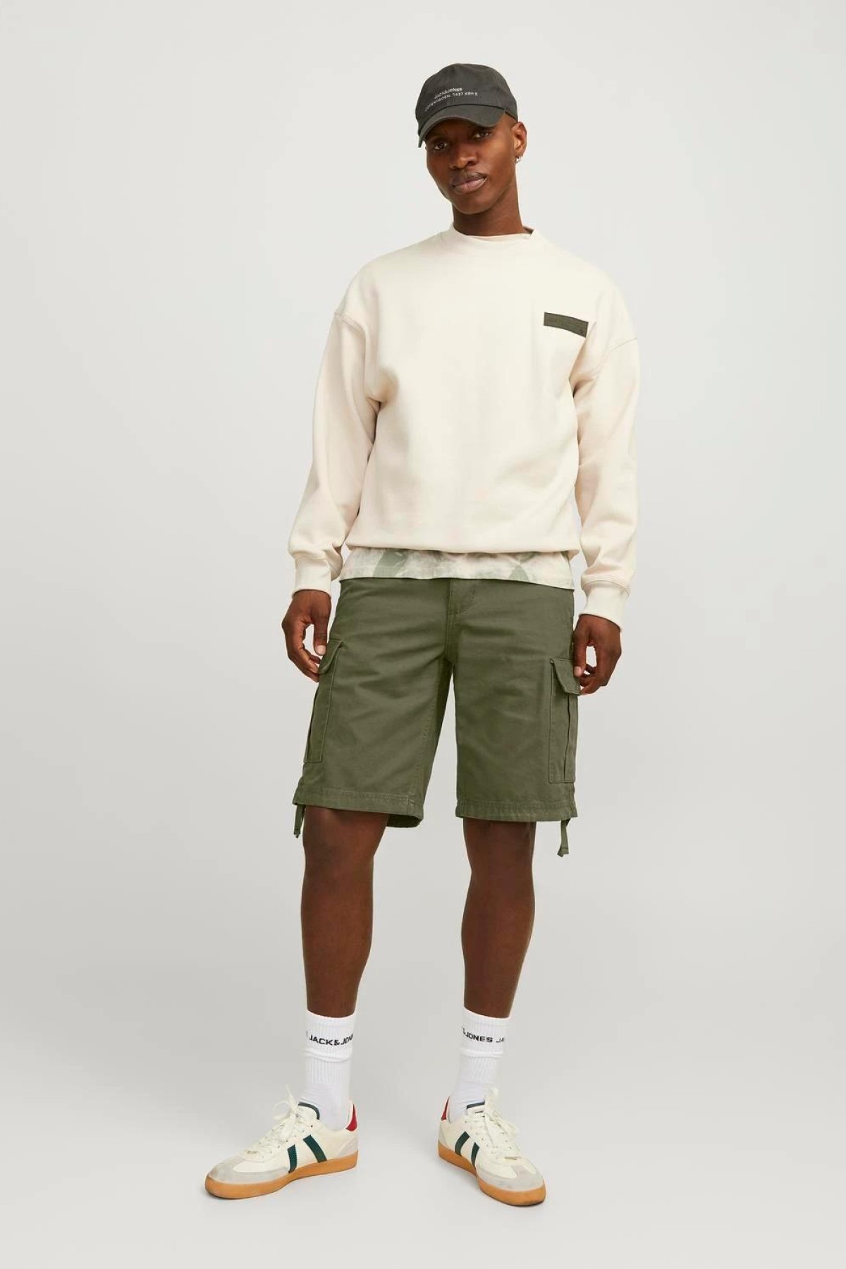 JACK&JONES 12248685 6 CEPLI YANLAR PUSKULLU KARGO SHORT JACK&JONES 12248685 6 CEPLI YANLAR PUSKULLU KARGO SHORT