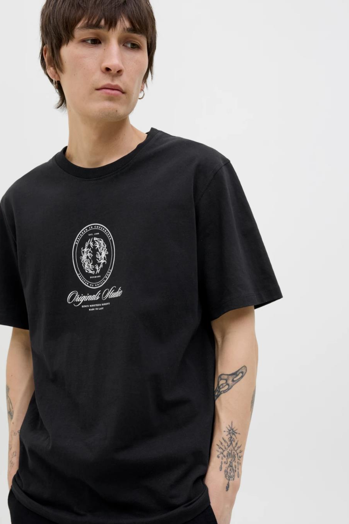 JACK&JONES 12286609 JORDIA GRAPHIC FRONT TEE KISA KOL ERKEK TSHIRT JACK&JONES 12286609 JORDIA GRAPHIC FRONT TEE KISA KOL ERKEK TSHIRT